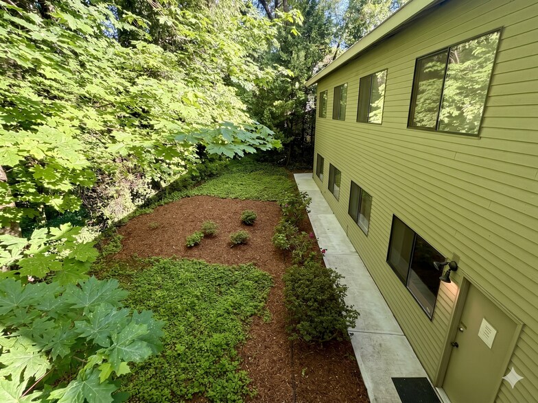 More Photos Of 2700 SE Harrison St, Milwaukie Office For Sale