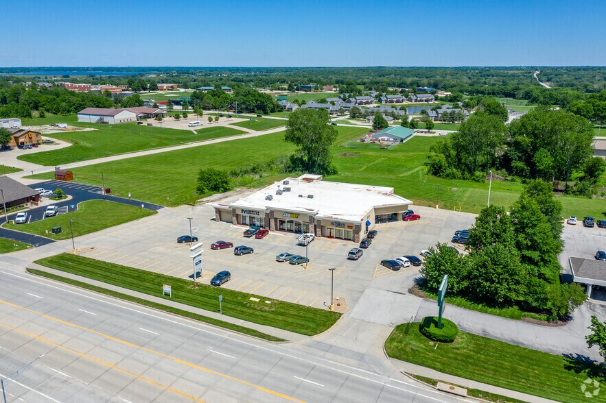 More Photos Of 1103 S US Highway 169, Smithville Storefront Retail Office For Lease