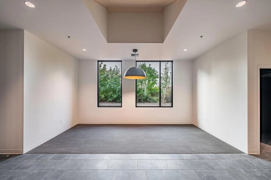 More Photos Of 3521 Avion Dr, Medford Flex For Lease