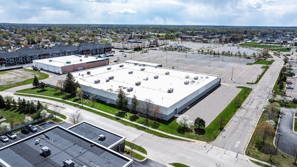 More Photos Of 35700 Van Dyke Ave, Sterling Heights Freestanding For Lease