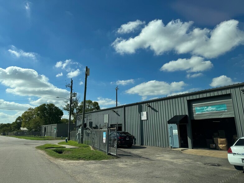 More Photos Of 301 Bennington St, Houston Warehouse For Lease