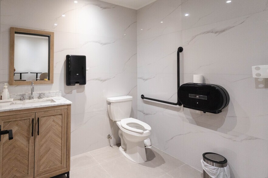 More Photos Of 3871 N Fraser Way, Burnaby Showroom For Sale