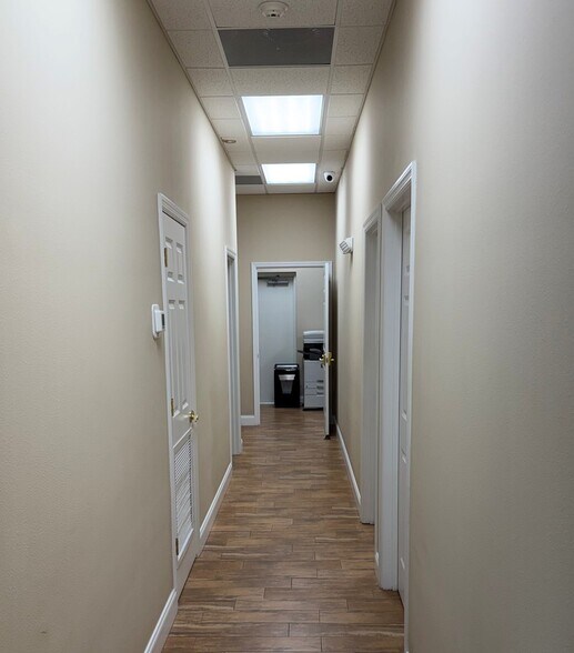 More Photos Of 3389 Magic Oak Ln, Sarasota Office For Sale