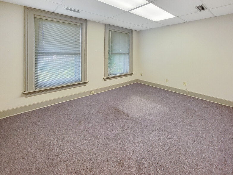 More Photos Of 1730 Madison Rd, Cincinnati Office For Sale