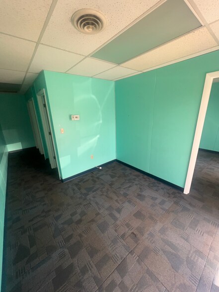 More Photos Of 5306 Peters Creek Rd, Roanoke Showroom For Sale