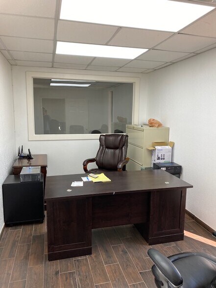More Photos Of 11061 Shady Trl, Dallas Showroom For Lease