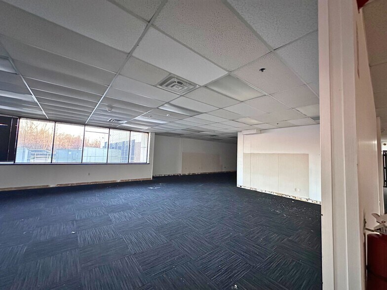 More Photos Of 15203 S Commerce Dr, Dearborn Manufacturing For Lease