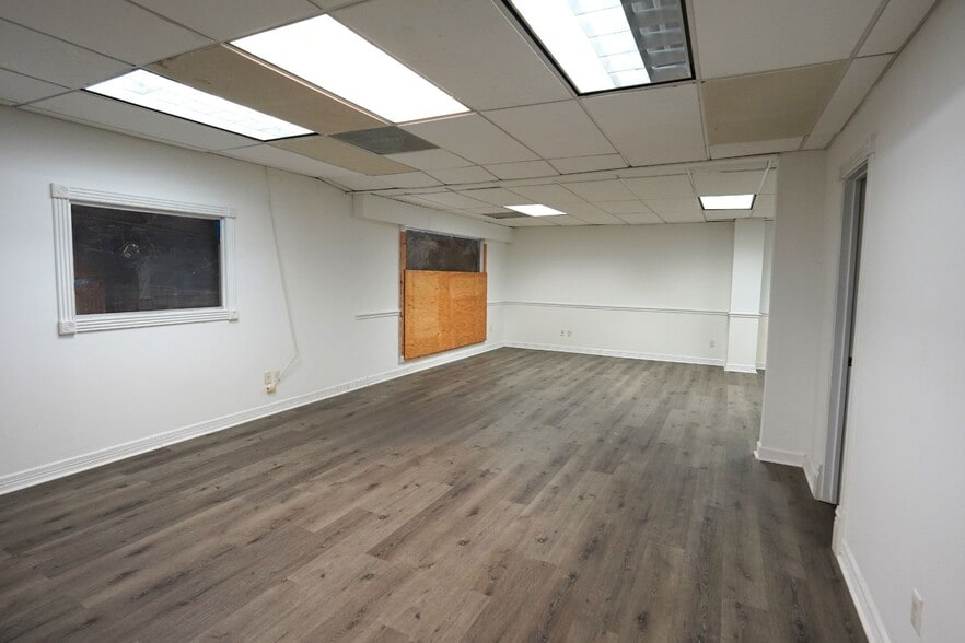 More Photos Of 8245 North Fwy, Houston Showroom For Sale