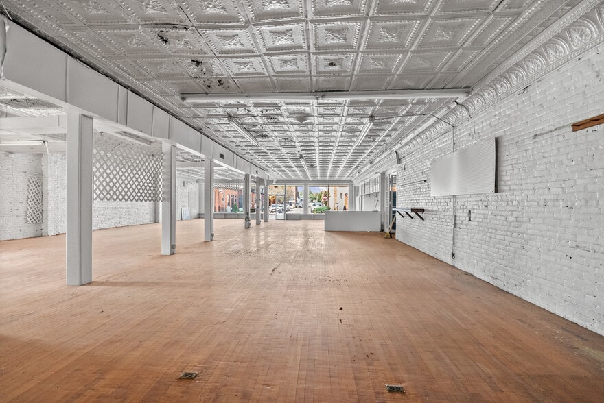 More Photos Of 1850 Church St, Appomattox Bar For Sale