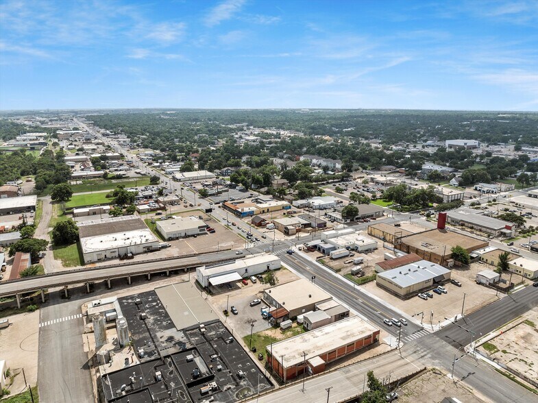 More Photos Of 1702 Franklin Ave, Waco Warehouse For Lease