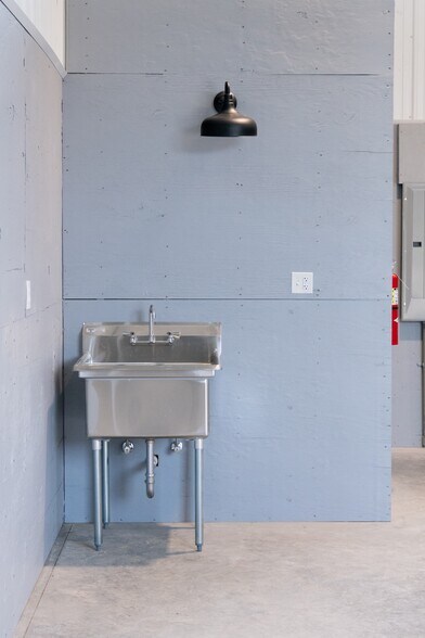 More Photos Of 25 Industrial Tract, Hudson Warehouse For Lease