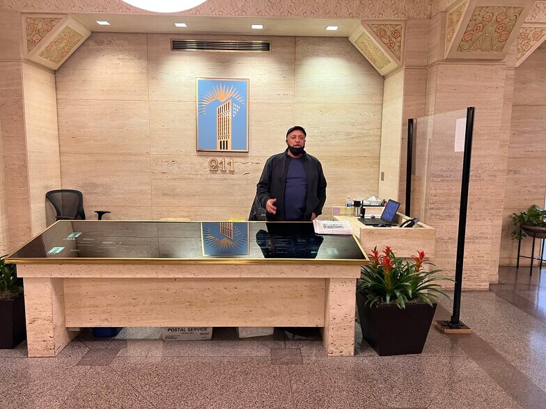 More Photos Of 211 W Wacker Dr, Chicago Office For Lease