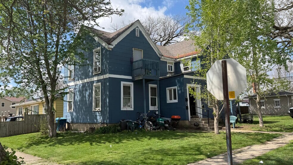 Primary Photo Of 103 N Division St, Pontiac Apartments For Sale