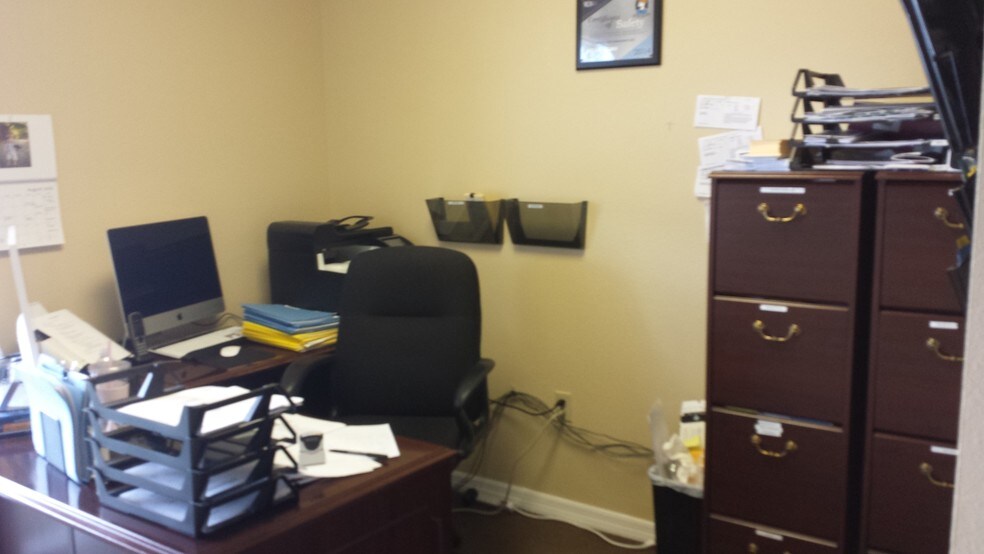 More Photos Of 1743 Independence Blvd, Sarasota Light Distribution For Lease