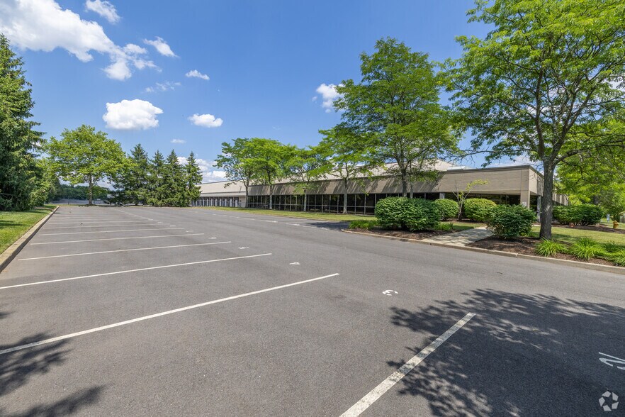 More Photos Of 400 Cabot Dr, Hamilton Distribution For Lease