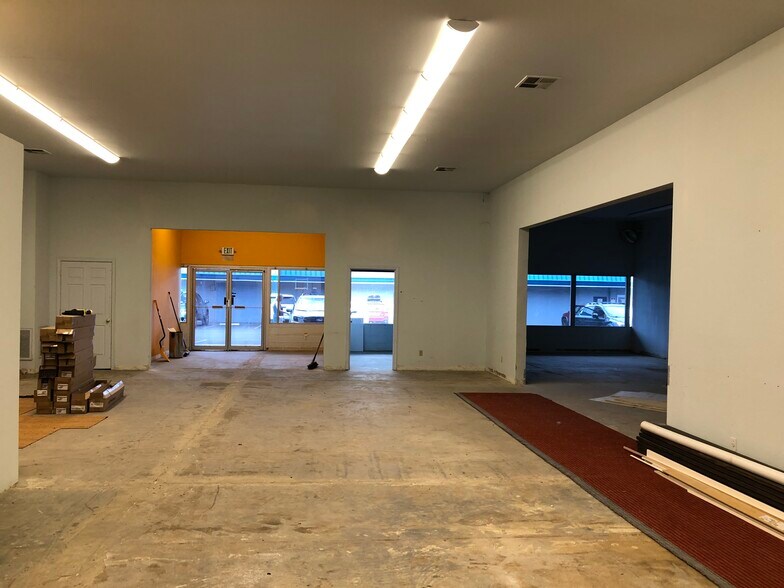 More Photos Of 2109 Roberts Rd, Medford Flex For Lease