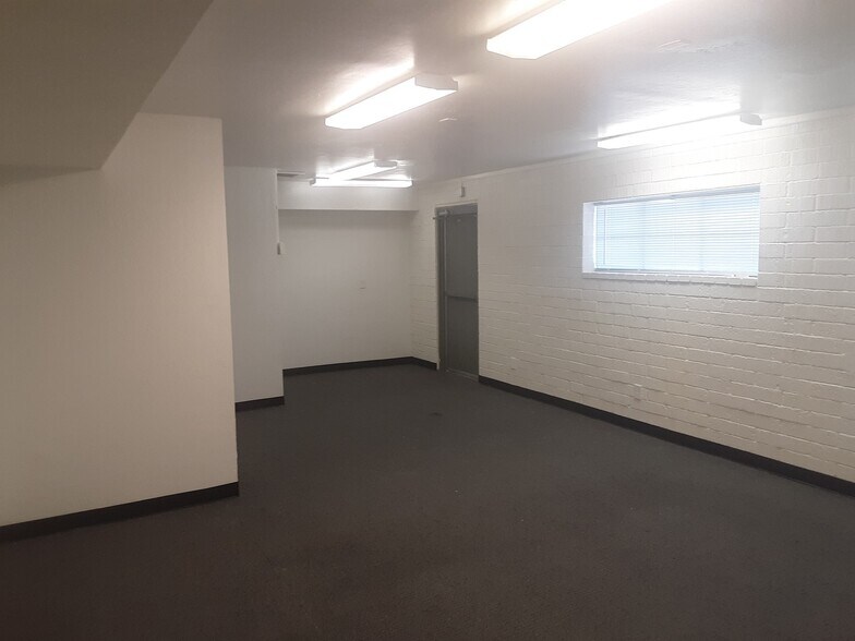 More Photos Of 2412 W Greenway Rd, Phoenix Office For Lease