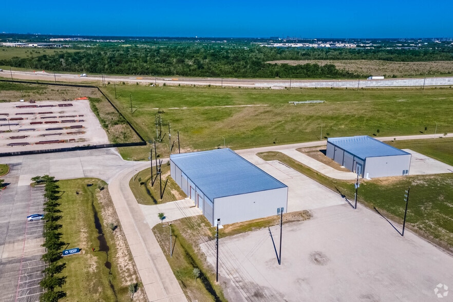 More Photos Of 8110 Parkside Ave, Baytown Warehouse For Sale