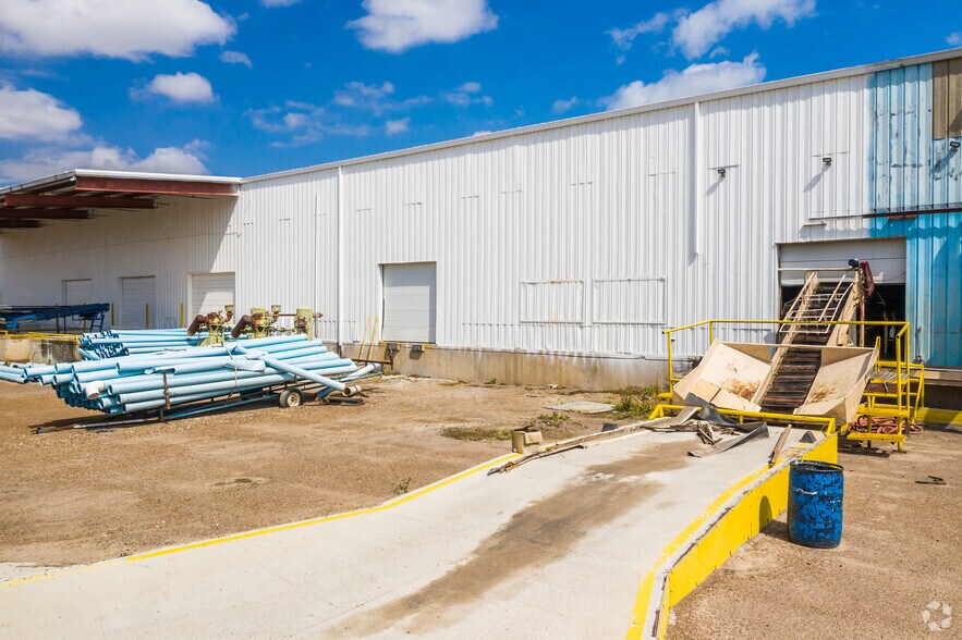 More Photos Of 2300 Vo Tech Dr, Weslaco Distribution For Lease