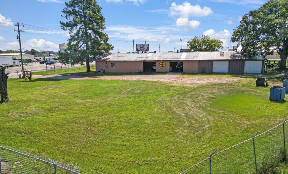 More Photos Of 11041 US Highway 69 N, Tyler Auto Repair For Sale
