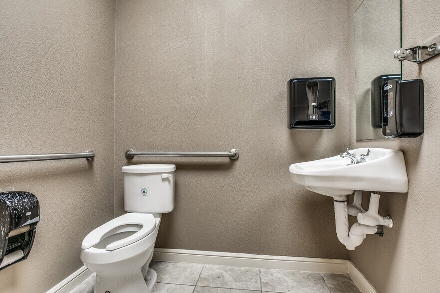 More Photos Of 605-607 6th St N, Texas City Restaurant For Sale