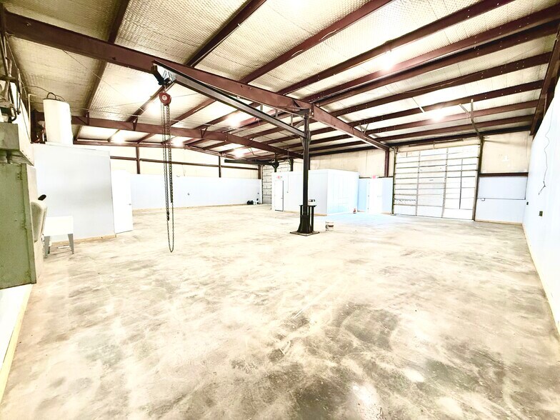 More Photos Of 175 Circle Six Dr, Conroe Flex For Lease