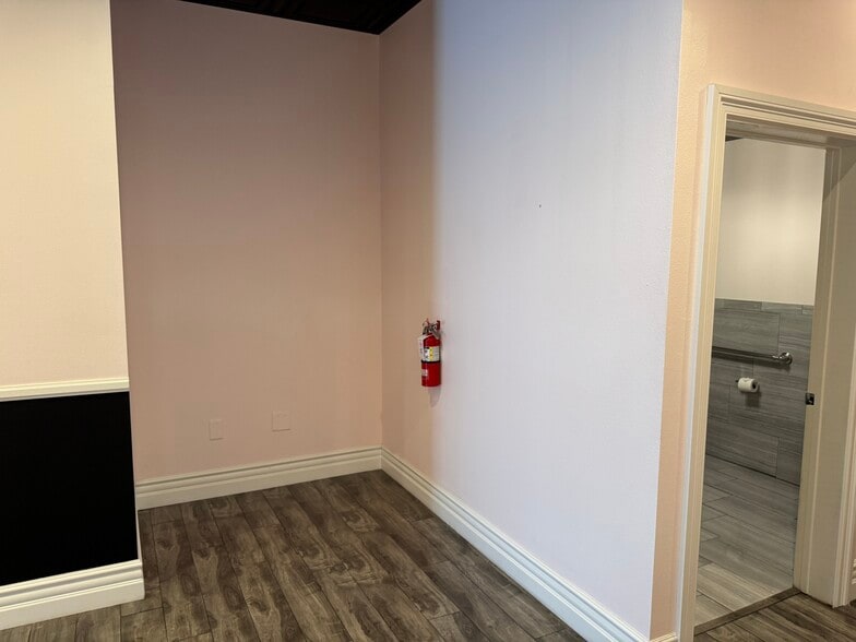 More Photos Of 6446 N Durango Dr, Las Vegas Freestanding For Lease
