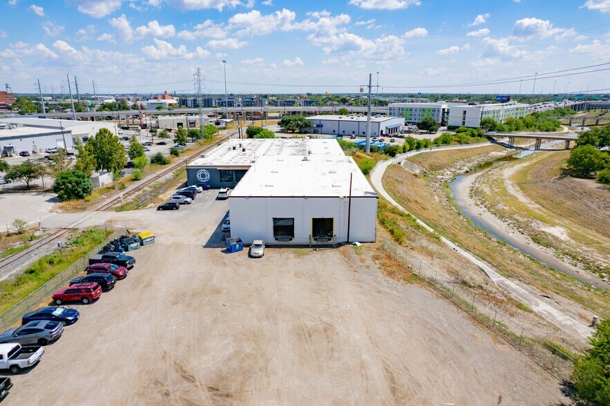 More Photos Of 414 Vera Cruz, San Antonio Warehouse For Lease