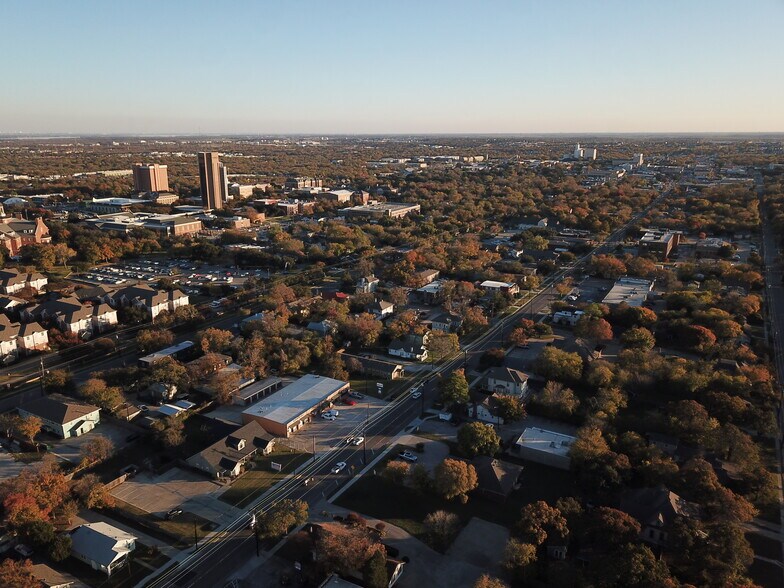 More Photos Of 1701 N Elm St, Denton Office For Sale