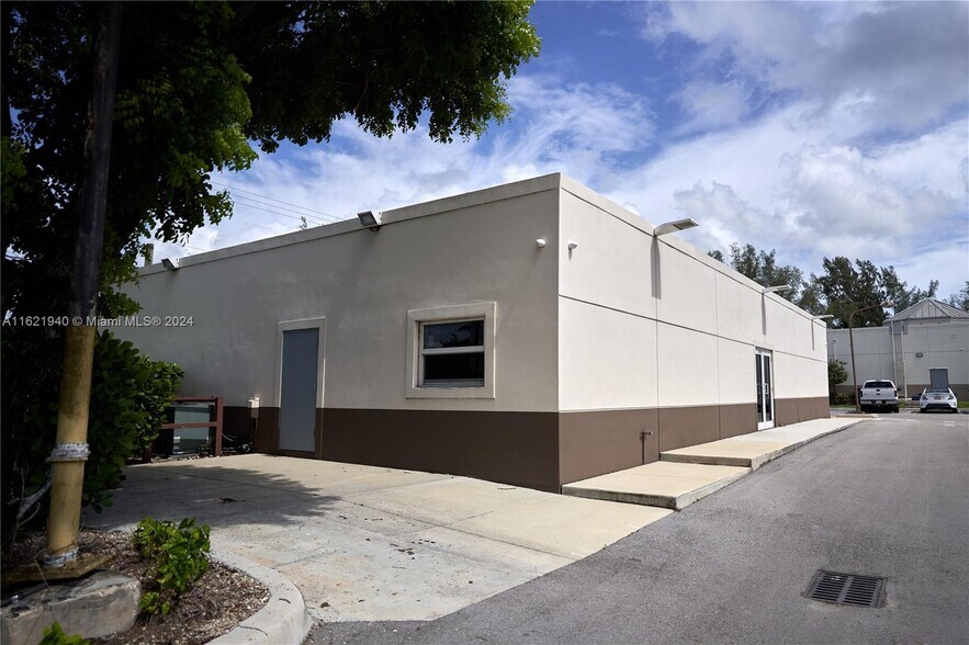 More Photos Of 17701 SW 232nd St, Miami Restaurant For Sale