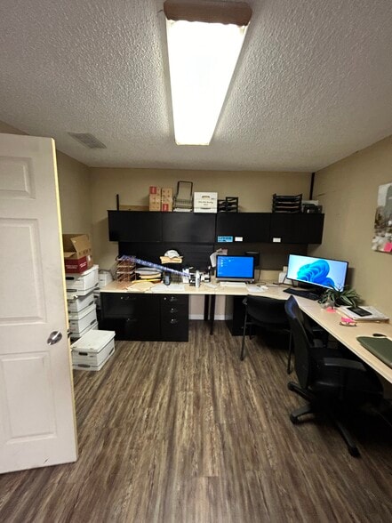 More Photos Of 440 N Broadway St, Joshua Manufacturing For Lease