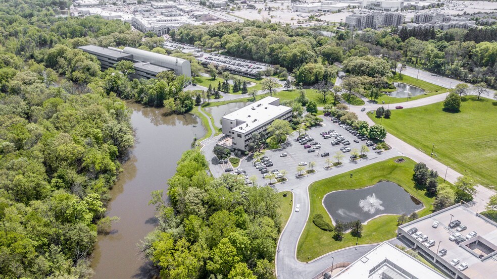 More Photos Of 1900 Hollister Dr, Libertyville Unknown For Lease