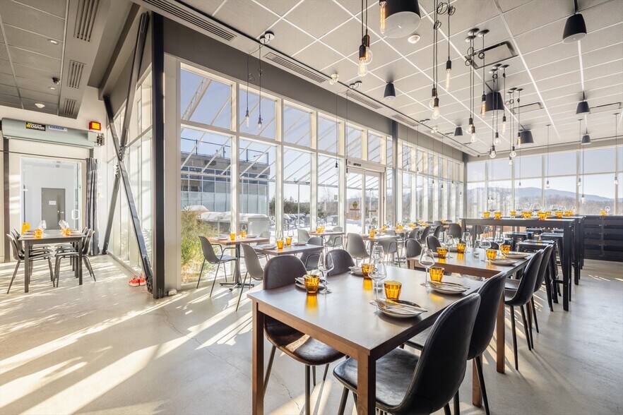 More Photos Of 65 Rue De La Rive Droite, Bromont Storefront Retail Office For Sale