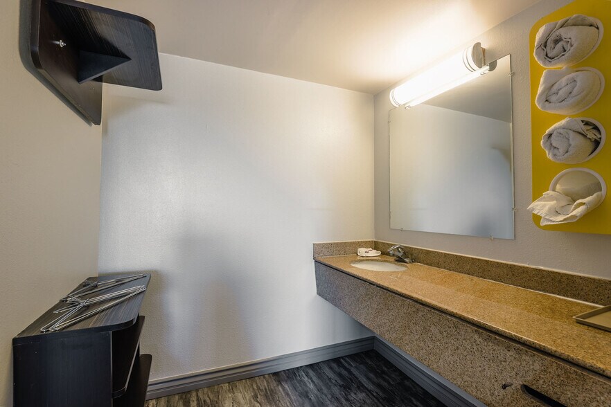 More Photos Of 1350 W Main St, Barstow Hotel For Sale