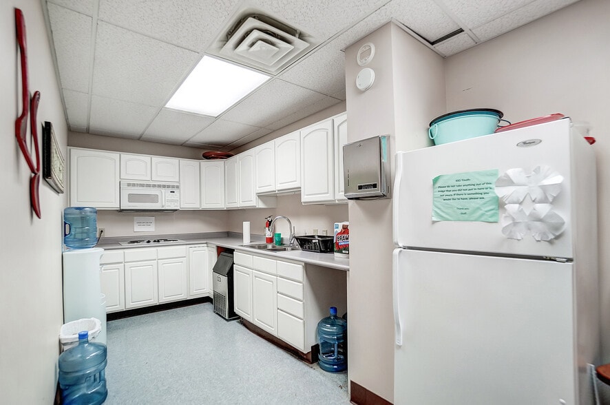 More Photos Of 413-419 N Main St, Findlay Showroom For Sale