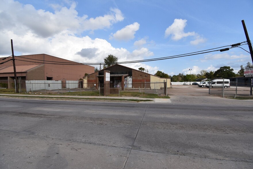 More Photos Of 14215 S Post Oak Rd, Houston Freestanding For Sale