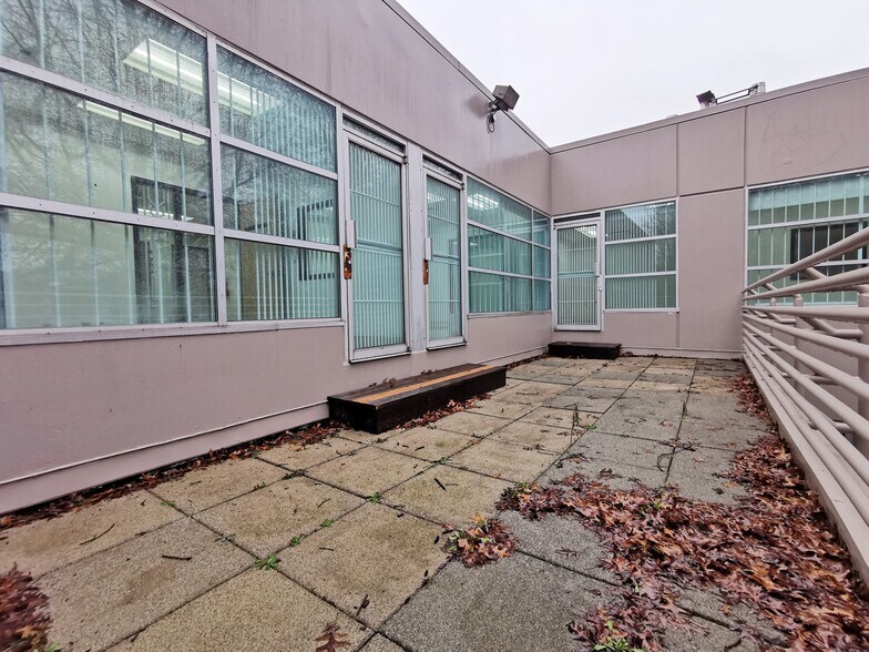 More Photos Of 3871 N Fraser Way, Burnaby Showroom For Lease