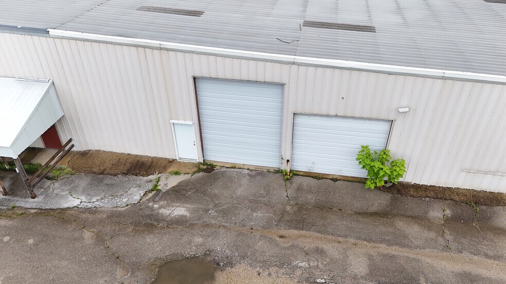 More Photos Of 102 S Main St, Mountain Grove Warehouse For Lease