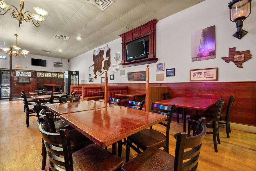 More Photos Of 107 S Beaton St, Corsicana Storefront For Sale