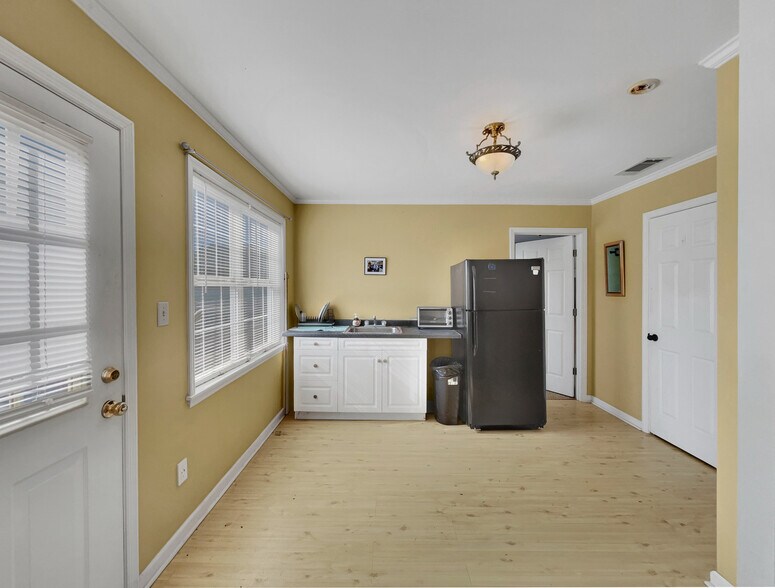 More Photos Of 9 Callaway Dr, Crawford Restaurant For Sale