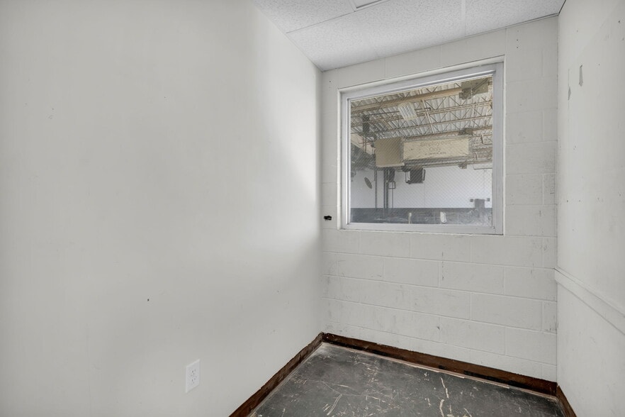 More Photos Of 904 N Main St, Anderson Auto Repair For Sale