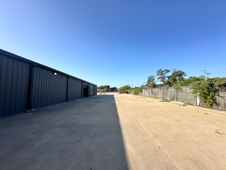 More Photos Of 5012 David Strickland Rd, Fort Worth Warehouse For Lease