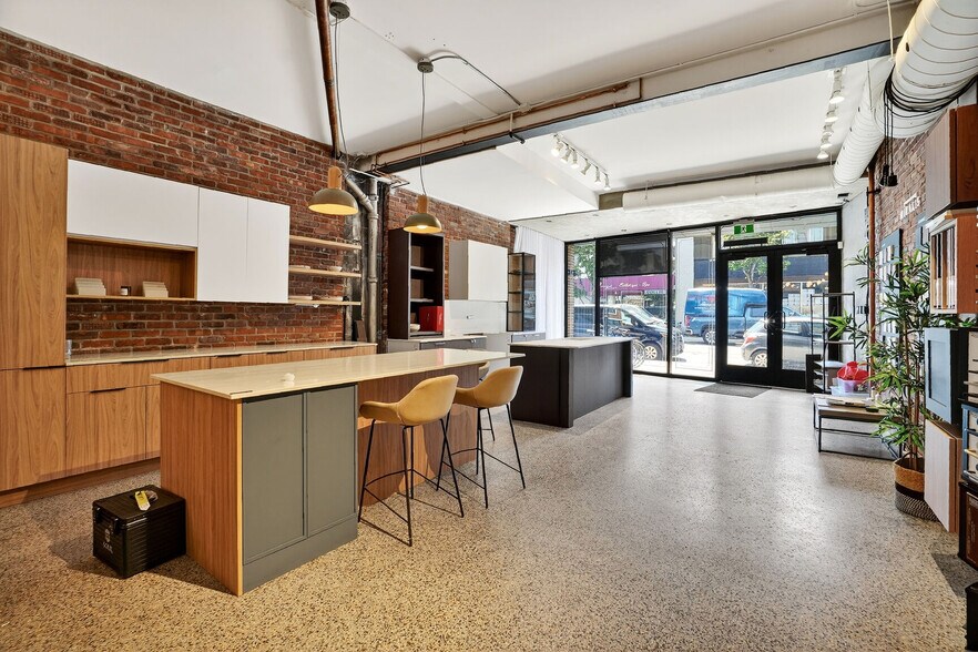 More Photos Of 7553 Rue Saint-Hubert, Montréal General Retail For Lease