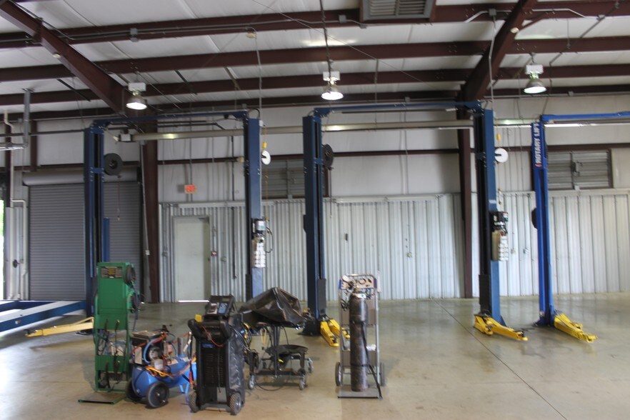 More Photos Of 39490 Lyndon B Johnson Fwy, Dallas Auto Dealership For Lease