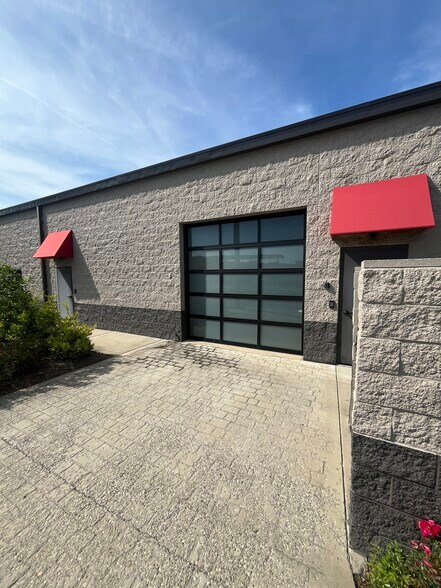 More Photos Of 830 Eastern Blvd, Clarksville Freestanding For Lease