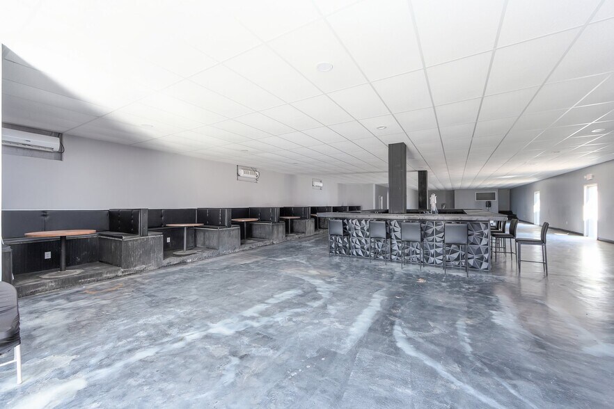 More Photos Of 600 Market, Bolivar Self Storage For Sale