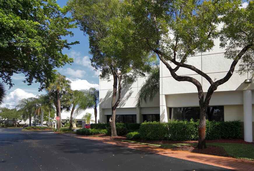 More Photos Of 700-710 S Military Trl, Deerfield Beach Warehouse For Lease