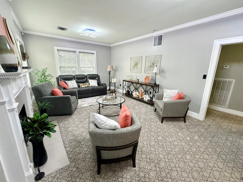 More Photos Of 208 N Gloster St, Tupelo Office For Sale
