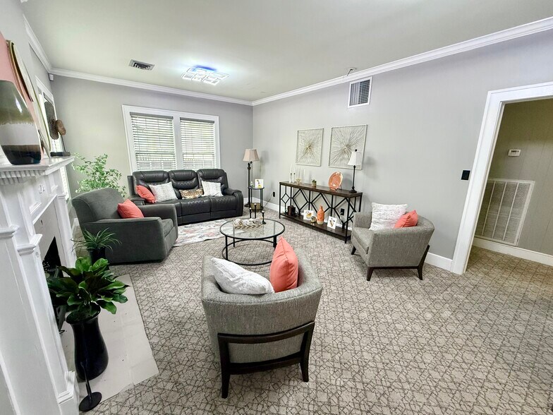 More Photos Of 208 N Gloster St, Tupelo Office For Sale