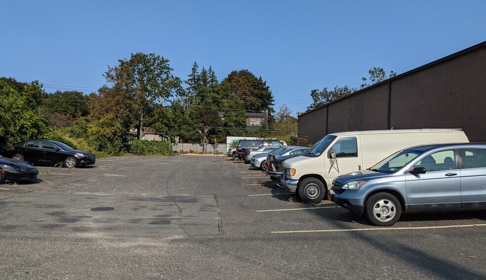 More Photos Of 130-138 Railroad St, Huntington Station Warehouse For Lease